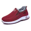 Zapatos de algodón Fly-knit estilo invierno 2025 con forro polar engrosados cálidos casuales tipo papá slip-on de algodón comercio exterior botas de nieve