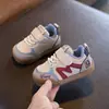 Sapatos de Couro para Bebês Primavera e Outono 2026 Tênis Esportivos Fofos para Meninos e Meninas Sapatos Baixos com Desenhos