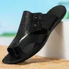 Sandálias chinelo masculinas de verão com relevo, tamanho grande, para uso externo, de couro, antiderrapantes de alta qualidade, resistentes ao desgaste, com sola macia, para homens