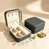 Mostrador de joyería, caja de regalo de cuero para joyería, caja cuadrada para joyería, caja para pendientes de alta gama, liga para el cabello y broche, personalizable con impresión de logotipo