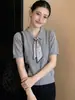 Camisa Polo de Punto Gris con Bufanda de Seda, Camiseta de Manga Corta con Hombro Normal para Mujer, Nuevo Estilo de Verano, Diseño de Nicho Adelgazante, Top con Cuello de Solapa