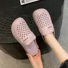 Zapatos de verano para exteriores para mujer, sandalias perforadas transpirables de EVA antideslizantes, cómodos para caminar, zuecos para mujer