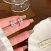 Brincos Curvos de Pérola Imitação Única com Microincrustação Nicho Novo Estilo Quente 2025 Pequenos Brincos Luxo Acessível e Elegante de Ponta