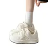 Nuevas zapatillas de suela gruesa originales de nicho estilo chino para mujer, nuevo otoño 2026 mocasines casuales versátiles blancos para mujer