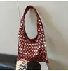 Bolso Nuevo de Remaches Estilo Europeo y Americano 2026 de Moda Gran Capacidad Simple Casual Texturizado para Hombro o Axila Tipo Cubo para Mujer