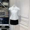 Camisa de algodão branco liso, gola de bebê, botões de concha de duas fileiras, design acinturado, mangas curtas, estilo vintage de verão
