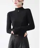 Blusa de tricô de designer Andi Velvet com gola alta discreta e única, adequada para mulheres usarem como camada base no outono e inverno, oferecendo um toque de luxo.
