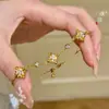 Pulseira de flor cruz de diamante banhada a ouro no mesmo estilo da Loja de Ouro Puzo para mulheres, com um design de luxo leve, estilo old money, joia versátil para o dia a dia