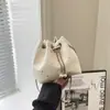 Las bolsas con cordón son populares este año. Los nuevos modelos de mujer 2026 presentan un diseño único con cadenas, bolsos pequeños cruzados tipo cubo plisados de verano