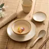 Juego de Vajilla de Cinco Piezas Esmaltado en Horno Color Marrón-Amarillo del Fabricante para Uso en Hotel y Restaurante, Incluyendo Tazones, Tazas, Platillos, Cucharas y Platos de Cerámica para la Cena