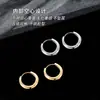 Brincos de Argola Pequenos Populares em Ouro com um Design Único e Estiloso, Brincos Femininos de Luxo Leve, Estilo Celebridade da Internet, Brincos de Argola Simples, Atacado