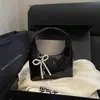 Bolsa de axila brilhante em forma de lua crescente estilo coreano com pingente de laço de coração de pérola, pequena bolsa de mão com alça de ombro ajustável para uso em um ombro