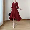 Vestido midi plissado intelectual e elegante com amarração na cintura, estilo Issey Miyake, cardigã versátil de caimento solto e irregular que esconde a barriga