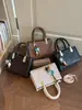 Bonita Xiaomi Home 2026 Nova Bolsa de Mão Casual Elegante Tendência Alta Aparência Versão Coreana Retrô Ombro Único Transversal Pequena Quadrada Feminina
