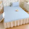 Conjunto de Tres Piezas de Cubierta de Cama, Faldón de Cama y Esterilla Refrigerante de Seda de Hielo, Estilo Caliente de Verano 2026