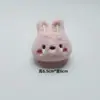 Rojo cibernético lindo caricatura peluche conejo muñeca muñeca broche bolsa zapatos calcetines accesorios al por mayor