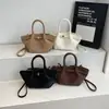 Bolsa Saco Casual de Luxo para Mulheres 2025 Outono Nova Grande Capacidade Estilo Retrô Ombro Único Transversal