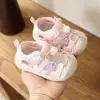 Sapatos Infantis Meninas 2026 Solado Macio Bico Fechado Novo Estilo Pequeno Verão Respirável Sapatos para Bebê Andar Sapatos Infantis de Malha Sandálias Fofas