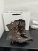 Botas de tornozelo estilo europeu e americano com fivela de metal, bico fino e salto baixo (kitten heel), em branco, preto e marrom escuro, para adultos, versão coreana