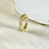 Anel de Trevo de Quatro Folhas de Luxo Leve Transfronteiriço Europeu e Americano Anel Aberto de Moda Exquisita de Alto Padrão para Mulheres com Zircônia Microincrustada Banhado a Ouro Cobre