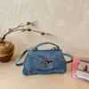 Bolso de hombro casual francés de moda, bolso de verano nuevo, bolso baguette texturizado de nicho, bolso de axila vintage con un toque de alta gama
