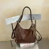 2026 Nuevo Bolso de Hombro Individual de Cuero con Cera de Aceite de Alta Gama para Mujer Estilo Coreano Versátil Bolso Cruzado de Moda con Colgante de Borla Bolso Tote