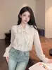 Camisa elegante de manga comprida com bolinhas e babados estilo francês com tiras para amarrar para um look outonal suave