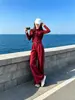 Nueva colección otoño/invierno 2026: Chaqueta roja corta con cremallera y cuello alto, elegante y a la moda, combinada con pantalones deportivos casuales - un conjunto de dos piezas a la moda