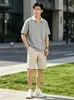 Camiseta de Manga Corta con Cuello Abierto a Mitad y Patchwork Minimalista Estilo Coreano para Hombre, Nuevo Top Casual Holgado Versátil de Verano para Mujer
