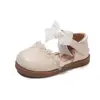 Sandálias de Princesa 2026 Primavera Doce Bico Fechado Antiderrapante Feminino Estilo Coreano Meninas Crianças Sapatos Laço de Pérola Sapatos Pequenos de Couro