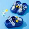 Nuevos zuecos luminosos de dibujos animados para niños de verano, sandalias de playa para niños y niñas, sandalias cerradas antideslizantes para uso en exteriores, venta al por mayor