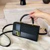 Bolso pequeño cuadrado de alta costura modelo 2026 nuevo bolso casual simple para mujer bolso de hombro cruzado moderno para ir al trabajo y llevar en la mano