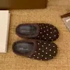 Mules fechadas estilo Birkenstock com solado grosso e estampa de bolinhas para mulheres, coleção outono 2026, design slip-on, versáteis e confortáveis para uso ao ar livre