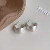 Pendientes de metal con textura mate, estilo perezoso, estilo sal, pendientes de frijol cepillado con temperamento de nicho, pendientes de alta calidad que combinan con todo.