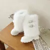 Botas de couro para meninas de comércio exterior 20256, novas botas da moda outono e inverno, estilo elegante de cano médio com acabamento em pele e solas macias, botas da moda