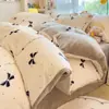 Juego de ropa de cama de cuatro piezas de terciopelo de leche engrosado para invierno, fresco y acogedor, juego de tres piezas cálido de franela y forro polar de coral para dormitorios de estudiantes