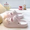 Los zuecos Mary Jane son un básico de verano para usar al aire libre, lindos y versátiles, con suela gruesa, ligeros y de tacto cómodo, hechos de EVA, con diseño de punta cerrada para mujer.