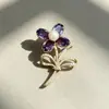 Broche de trébol de perlas estilo francés con cristales azules y morados, diseño floral de alta resistencia, incrustado de diamantes, elegante broche para mujer para uso en banquetes
