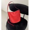Capa Superior Cuero Vacuno Bolso Tejido Hecho a Mano 2025 Nuevo Estilo Vacacional Retro Ligero Bolso de Hombro Tipo Cubo Bolso Cruzado de Cuero Genuino para Mujer