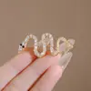 Broche de Mariposa para Mujer Sentido de Gama Alta Nicho Venta al por Mayor Pin de Perla Temperamento Fijo Metal Traje Joyería de Perlas