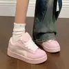 Zapatillas Blancas de Suela Gruesa con Punta de Concha Rosa Dopamina que Aumentan la Altura para Mujer, Nuevas de Primavera 2026 Versátiles Antideslizantes Casuales