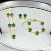 Venta Directa de Fábrica Más Vendido Set de Tres Piezas Chapado en Oro Acero Inoxidable Hoja de Cinco Pétalos Collar, Pulsera, Aretes, Diseño de Planta y Flor
