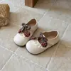 Zapatos Casuales Versátiles de Moda para Niñas 2026 Primavera/Verano Nuevos Zapatos de Princesa Calados de Punta Cerrada Planos de Suela Suave con Cordones
