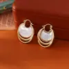Pendientes de Nácar Natural Multicapa Inspirados en el Diseño con un Toque de Lujo, Estilo Minimalista de Nicho a la Moda, Clips para Orejas Dorados en Cobre para Mujer