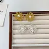 Pendientes de Perla con Flor de Coral Texturizada Estilo Francés para Mujer, Nicho de Lujo de Alta Gama, Pendientes Nuevos Simples y Versátiles