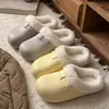 Pantuflas gruesas de felpa Birkenstock para mujer, colección otoño/invierno 2026, aptas para usar en exteriores, con suelas suaves, características impermeables y antideslizantes, y forro cálido de algodón afelpado para uso en interiores