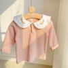 Camiseta de primavera y otoño para mujer, estilo occidental para bebé, con personalidad infantil, estilo coreano moderno, camisa básica con cuello de muñeca y flores bordadas.