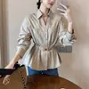 Camisa polo de manga comprida cor de café para mulheres, novo estilo outono 2026, acinturada com cinto, modeladora, top para o trabalho