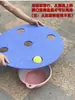 Los accesorios del juego incluyen una tabla de equilibrio para conducir la pelota, una carrera de relevos con obstáculos, actividades de team building y competiciones deportivas al aire libre.