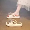 Faldas de Verano de Moda con un Toque de Lujo Combinadas con Sandalias de Playa para Mujer 2026 Nuevos Zuecos de Moda con Suela Gruesa
